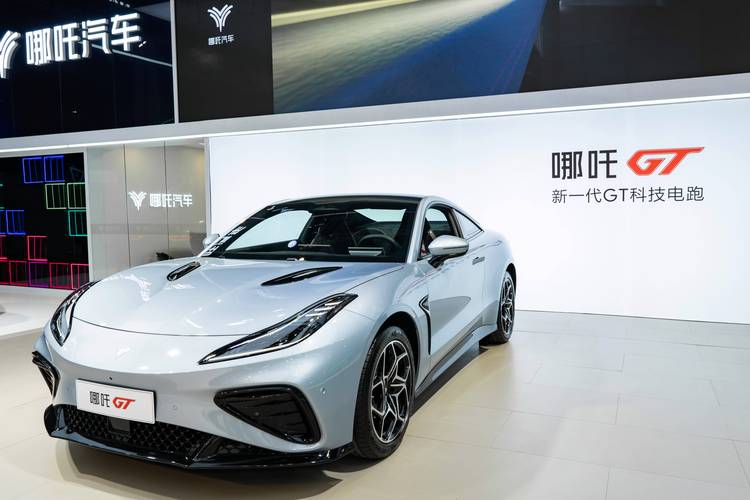 成都89哪吒汽车在智能汽车领域的表现，领途汽车在新能源汽车市场中的影响力